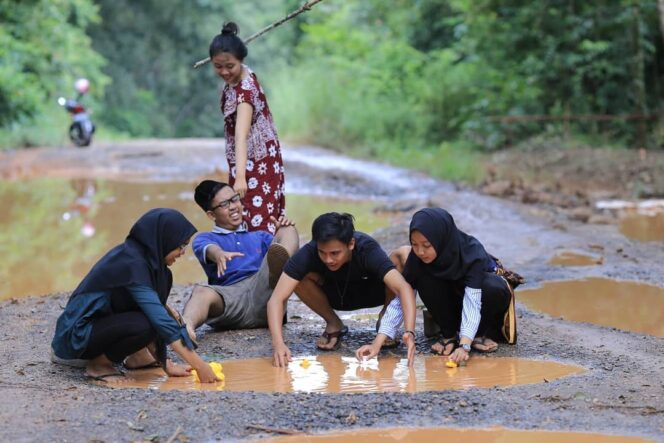
					Milenial Kritik Pembangunan Jalan di Sumsel