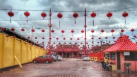 Suasana Klenteng Dewi Kwam Im menjelang perayaan Imlek 2019 yang sudah dihiasi ribuan lampion (foto: thama/Urban Id)