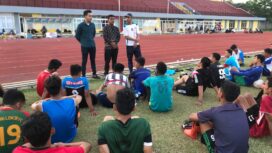 Tim Palembang Bersatu saat mendaptkan pengarahan dari manager tim
