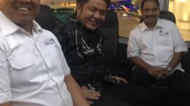 Menteri Pariwisata RI, Arief Yahya yang tengah berbincang bersama Gubernur Sumsel, Herman Deru, di Bandara SMB 2 Palembang, Rabu (6/2/2019). (Foto; Humas Pemprov Sumsel)