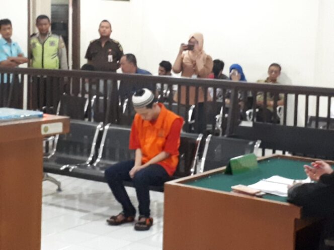 
					salah seorang terpidana saat menjaalani proses persidangan (foto: thama/Urban Id)