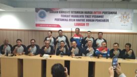 Serikat Pekerja Pertamina menyatakan sikap kekecewaan  kepada Jokowi , di HSE  Pertamina Sungai Gerong , Sumatera Selatan (foto : Urban Id)