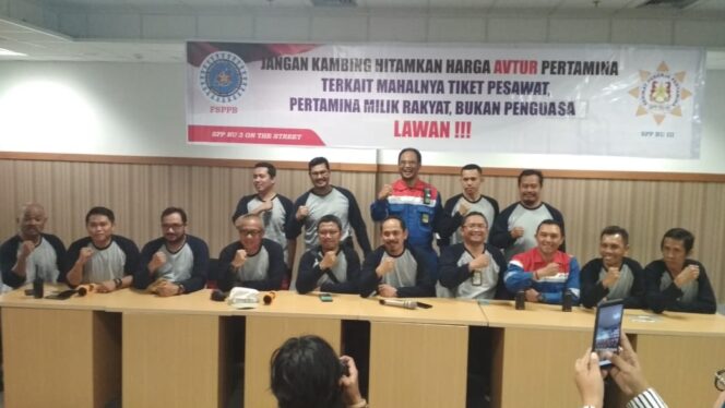 
					Serikat Pekerja Pertamina menyatakan sikap kekecewaan  kepada Jokowi , di HSE  Pertamina Sungai Gerong , Sumatera Selatan (foto : Urban Id)