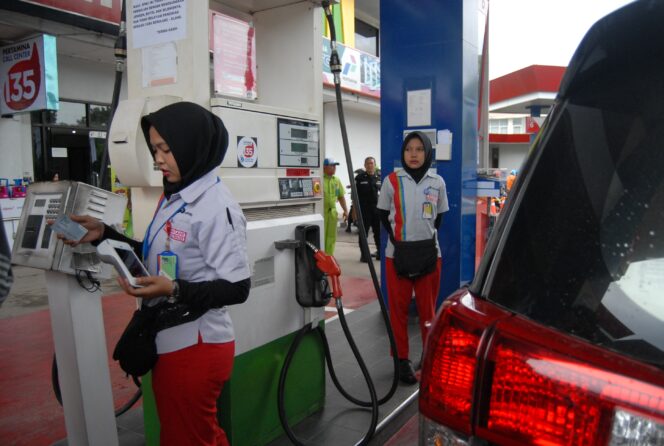 
					SPBU Pertamina Coco Kenten kini sudah bisa transaksi elektronik seperti dengan e-money, My Pertamina dan T-Cash dari Telkomsel (foto : Urban Id) 