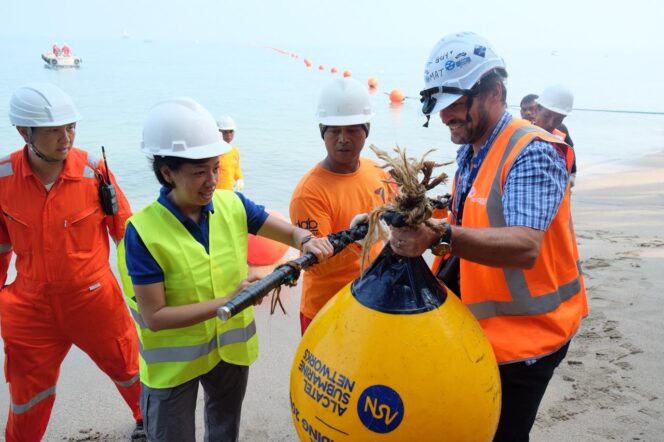 
					Proyek pembangunan Sistem Komunikasi Kabel Laut (SKKL) Australia-Indonesia-Singapura (foto : XL Axiata)