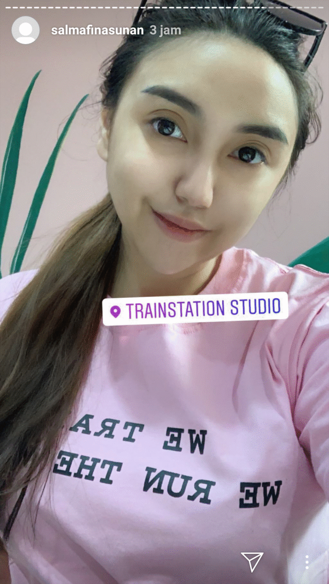
					Salma Upload Foto Buka Hijab