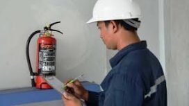 Ilustrasipetugas mengecek Apar (Istimewa)