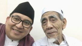 Postingan foto Fadli Zon dan Mbah Moen di media sosial