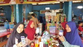 Mahasiswi UIN Raden Fatah Palembang menunjukan aplikasi QR Payment yang bisa digunakan di kantin kampus. (foto : enno ur-ban.id)