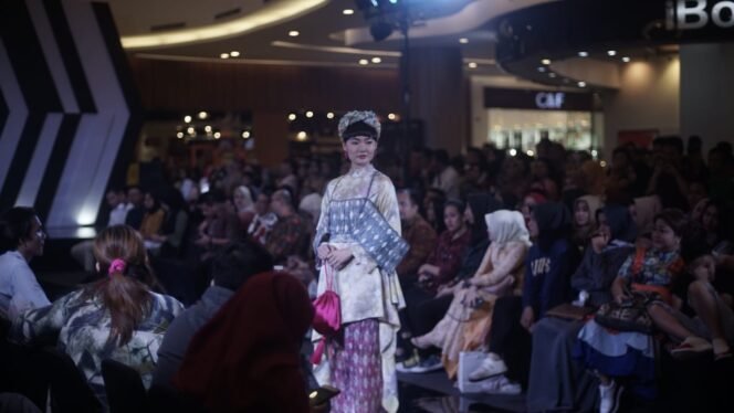 
Pengunjung Antusias Saksikan Palembang Fashion Week