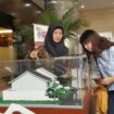 Kaum milenial melihat pameran KPR di Gedung Menara Mandiri, Region II, Palembang, Jumat (1/3) (foto : Urban ID)