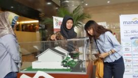 Kaum milenial melihat pameran KPR di Gedung Menara Mandiri, Region II, Palembang, Jumat (1/3) (foto : Urban ID)