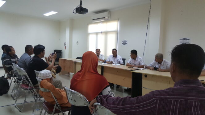 
					Beberapa perwakilan warga Perumahan Griya Alam Sejahtera, Kelurahan Talang Jambe, Kecamatan Sukarami Palembang saat berdialog dengan pihak BTN Cabang Palembang, Rabu (13/3).