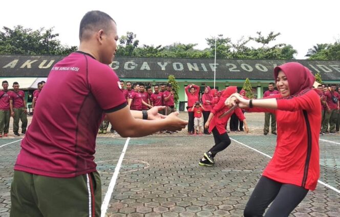 
					Ibu-ibu Persit Raider Kesulitan Tangkap Belut