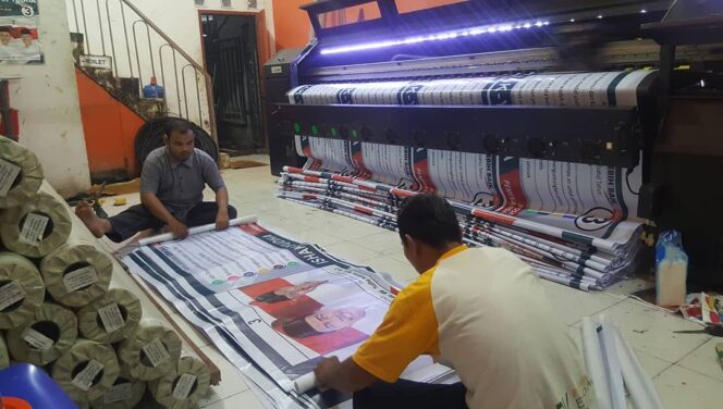 
					Salah satu percetakan di Palembang, Berkah Didigtal Atwork Media di Jalan Maskarebet Palembang tidak melayani pesanan spanduk yang bayarnya belakangan alias ngutang.