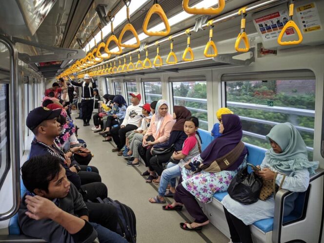
					Berbanding Terbalik Kelakuan Warga Saat Peresmian MRT dan LRT Palembang