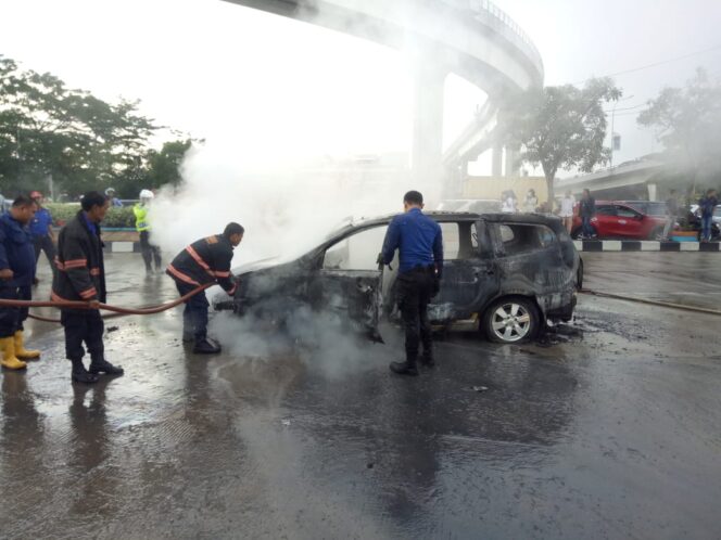 
					Ini Kronologis Mobil Terbakar di Simpang Fly Over Polda