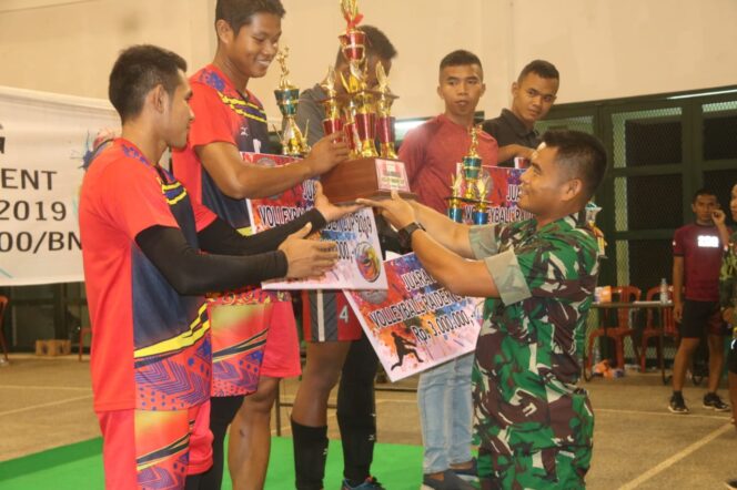 
					Danyonif Raider 200/BN Serahkan Hadiah Pemenang Lomba Turnamen Voli
