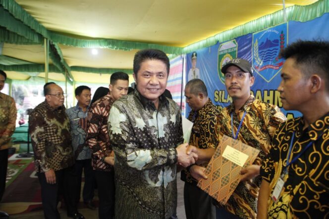 
					Gubernur Sumsel Serahkan 465 Sertifikat Tanah di Lahat