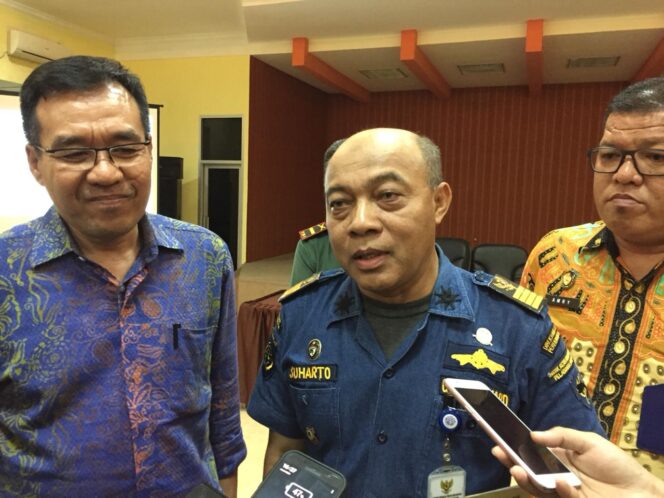 
					Kasi keselamatan berlayar penjagaan dan patroli KSPO Palembang Suharto (Tengah) dan Kadishub Sumsel Nelson Firdaus (Kiri)