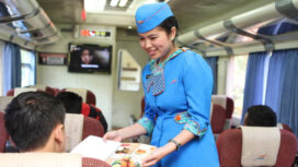 Pelayanan-pramugari-kereta-api (foto : TimesIndonesia)