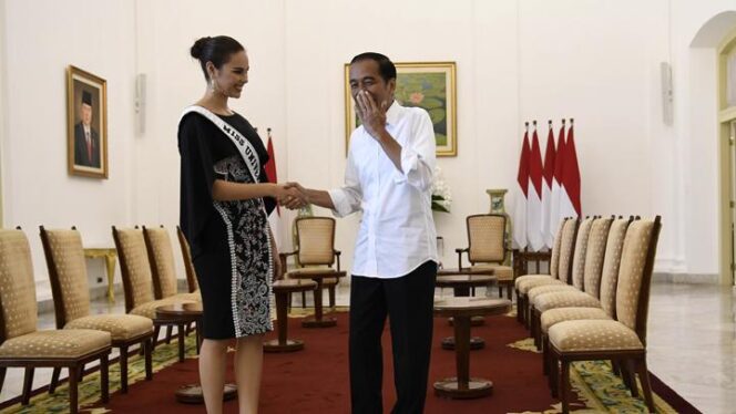 
					Ekspresi Jokowi Saat Bersalaman Dengan Miss Univeres 2018