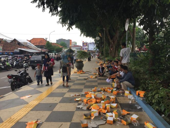
					Tumpukan Sampah Warnai Acara Milenial Road Safety Festival yang Dihadiri Jokowi