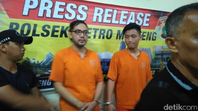 
					Polisi Bekuk Artis Sandy Tumiwa Usai Menggunakan Sabu