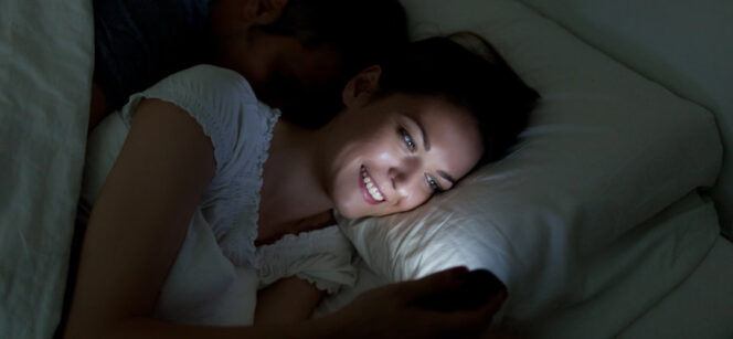 
					Ini 5 Dampak Negatif Bagi Tubuh Jika Sering Main Handphone Sebelum Tidur