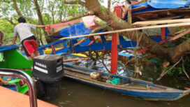 Puing puing sisa kecelakaan speed boat di kawasan Peraian Sungai Musi 