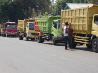 Truk batubara di Sumsel saat mogok bersama beberapa waktu lalu (foto : net)
