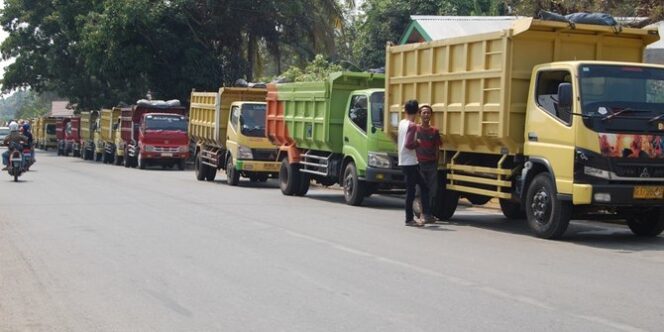 
					Truk batubara di Sumsel saat mogok bersama beberapa waktu lalu (foto : net)
