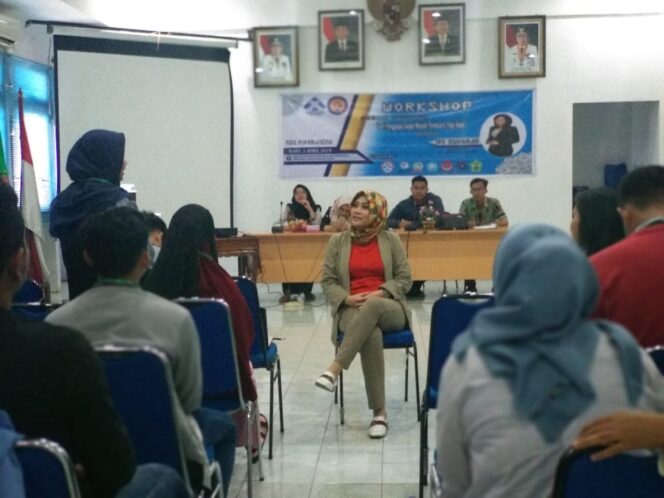 
					Mantan Presenter TV One Ike Julies Tiati Ajarkan Ilmu Jurnalistik Kepada Mahasiswa