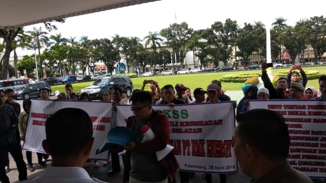 
					Sebabkan Polusi Udara, Peserta Aksi Minta Pemprov Sumsel Setop Perusahaan PT RMK Energy