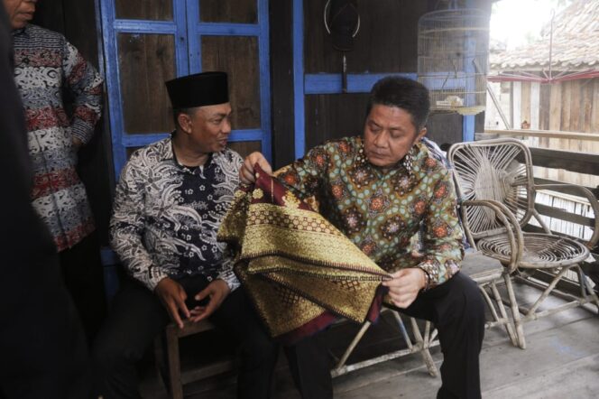 
					Herman Deru :  Saya Yakin  Songket Gunung Batu Mampu Bersaing di Pasaran
