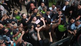 Bentrok usai sidang Ahmad Dhani (Foto : Tribun Surabaya)