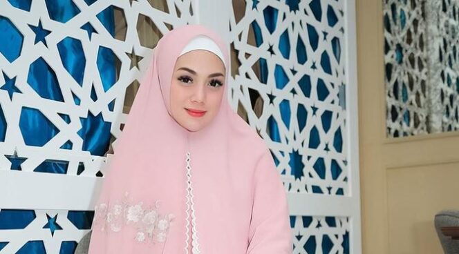 
					Netizen Kaget, Sering Berhijab Celine Akui Masih Beragama Katolik