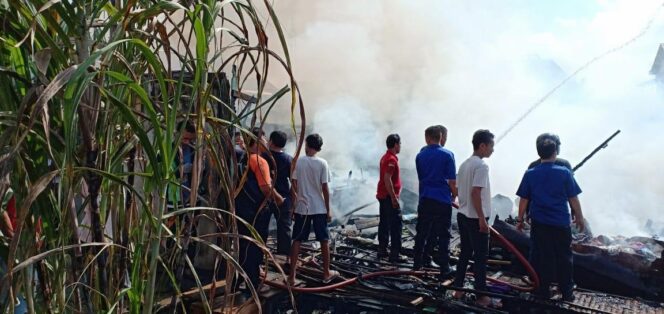 
					Kompor Gas Meledak, Hanguskan 10 Rumah