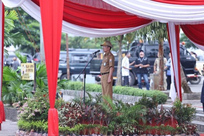 
Sekda Kota Palembang Ratu Dewa saat menjadi pembina upacara hari kebangkitan nasional di pelataran Benteng Kuto Besak (BKB) Palembang, Senin (20/5/2019).
