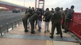 Satpol PP Palembang saat merazia petasan di jembatan Ampera