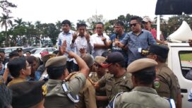 Aliansi untuk Indonesia Cerdas melakukan aksi di depan kantor Gubernur Sumsel, Senin (13/5)