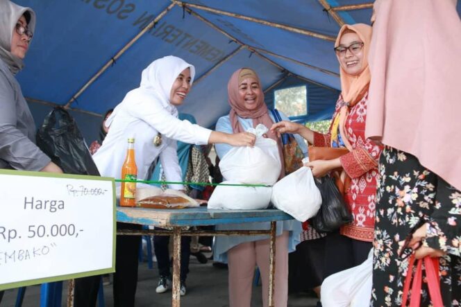 
					Ratusan Warga Palembang Buru Pasar Murah Ramadan di Monpera