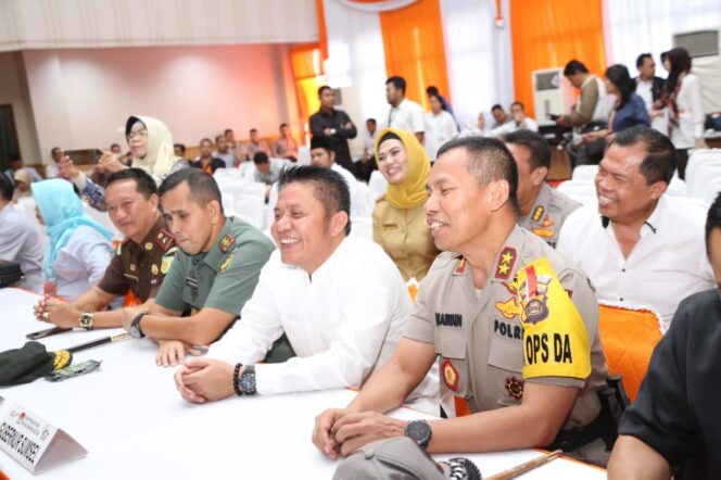 
Gubernur Sumsel Herman Deru saat menghadiri Rapat Pleno Terbuka Rakapitulasi Hasil Penghitungan Perolehan Suara  di KPU Sumsel, Senin (13/5)