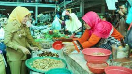 Wawako) Palembang Fitrianti Agustina saat sidak di Pasar Modern Plaju, Selasa (14/5).