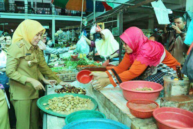 Wawako) Palembang Fitrianti Agustina saat sidak di Pasar Modern Plaju, Selasa (14/5).