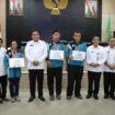 Sekda Provinsi Sumsel Nasrun Umar memberikan bonus dan tali asih di Graha Bina Praja (Auditorium) Pemprov Sumsel, Rabu (15/5).