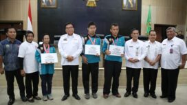 Sekda Provinsi Sumsel Nasrun Umar memberikan bonus dan tali asih di Graha Bina Praja (Auditorium) Pemprov Sumsel, Rabu (15/5).