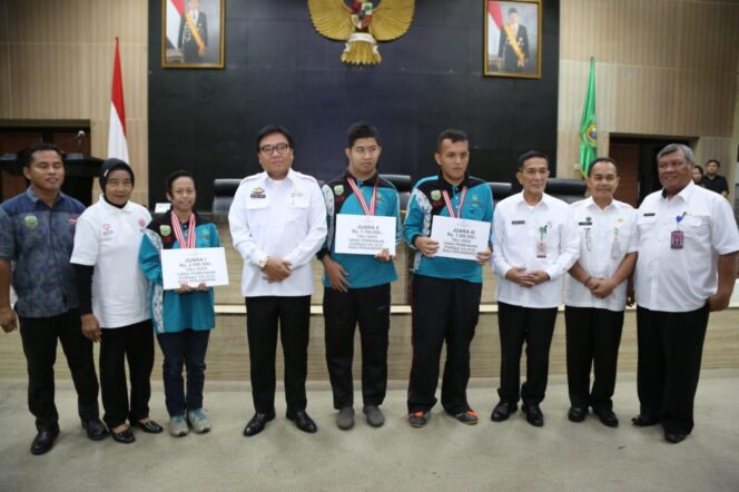 
					Sekda Provinsi Sumsel Nasrun Umar memberikan bonus dan tali asih di Graha Bina Praja (Auditorium) Pemprov Sumsel, Rabu (15/5).
