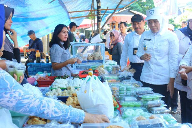
					Wakil Wali Kota Palembang bersama BPOM saat melakukan sidak di pasar Bedug di jalan Ratna