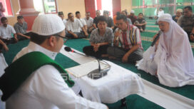 Keluarga Atheng bersyahadat di Masjid Ceng Ho, (Foto : Budiman Sumeks.co)